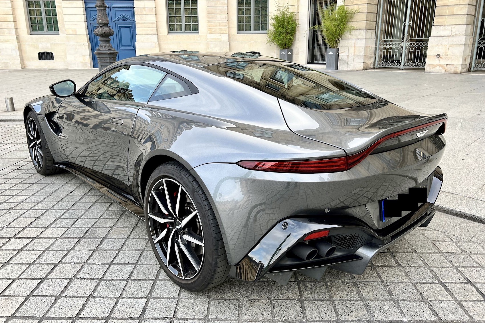 ASTON_MARTIN_VANTAGE_V8_COUPE_2.jpeg